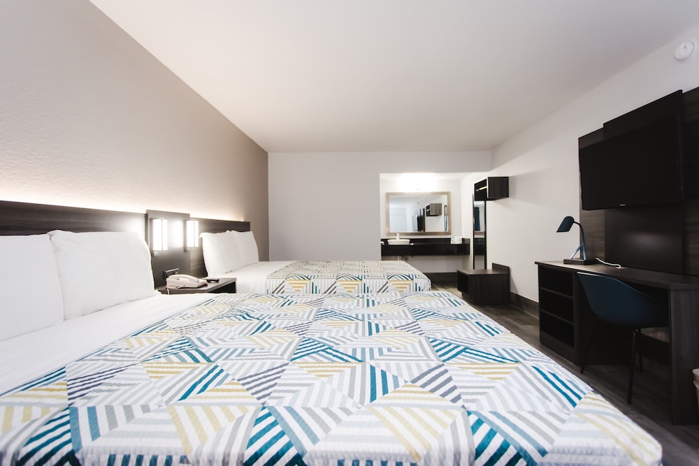 2 Queen Beds - Non-Smoking, Kitchen