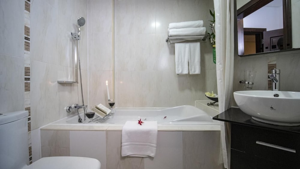Oak Plaza Hotel Accra 56/57