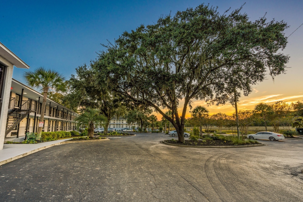Charleston Creekside Inn 18/30