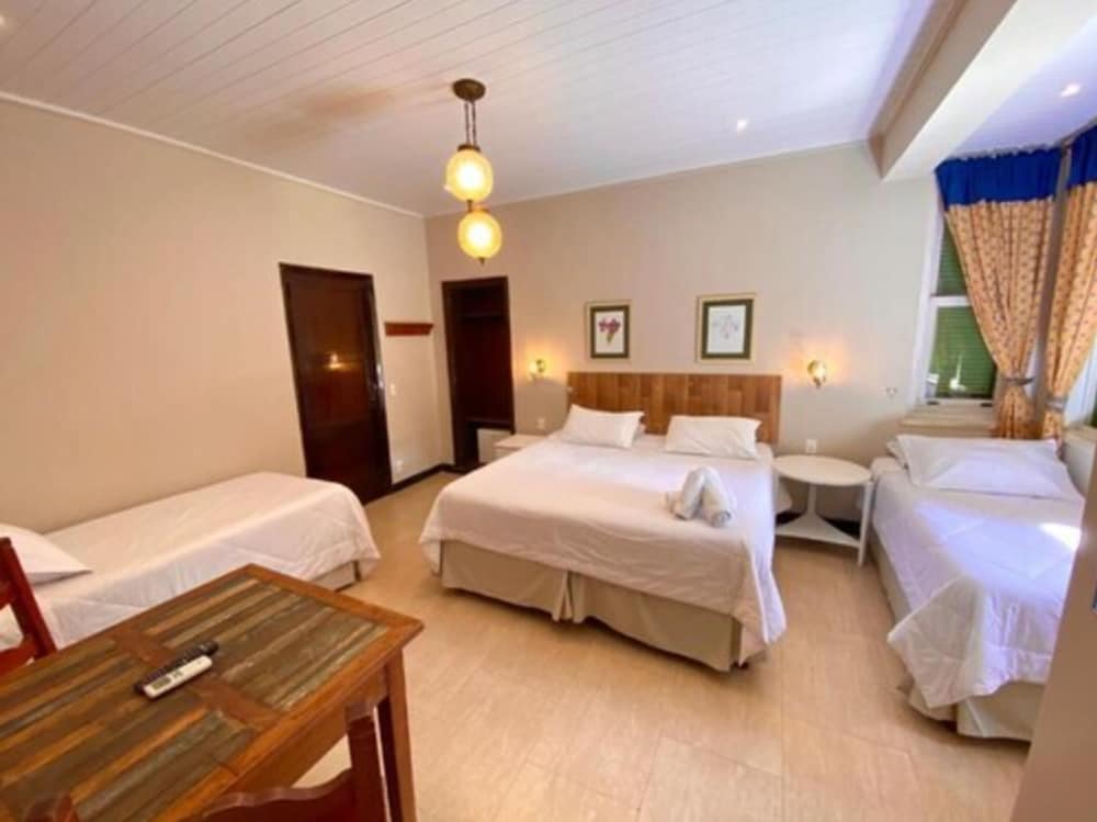 غرفة رباعية بسرير مزدوج وسريرين منفصلين، Hotel Vila Bavaria 3/4
