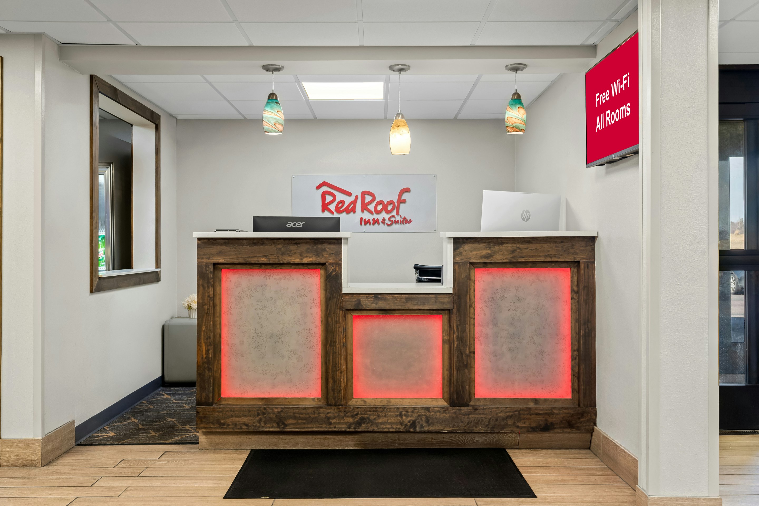 Red Roof Inn & Suites Tomah 10/57