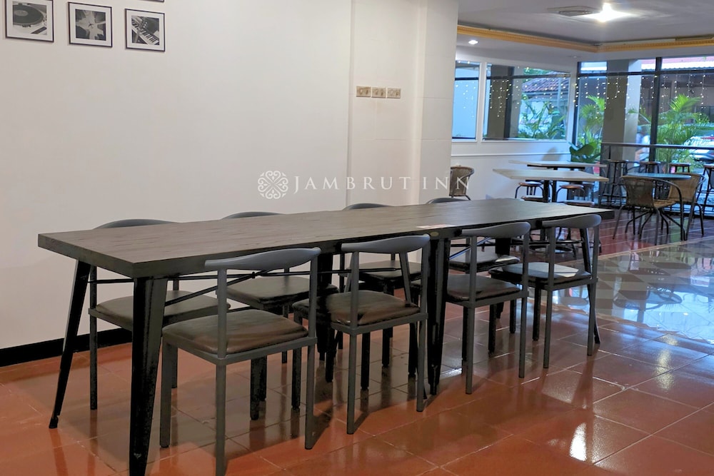 Jambrut Inn Hotel 33/50