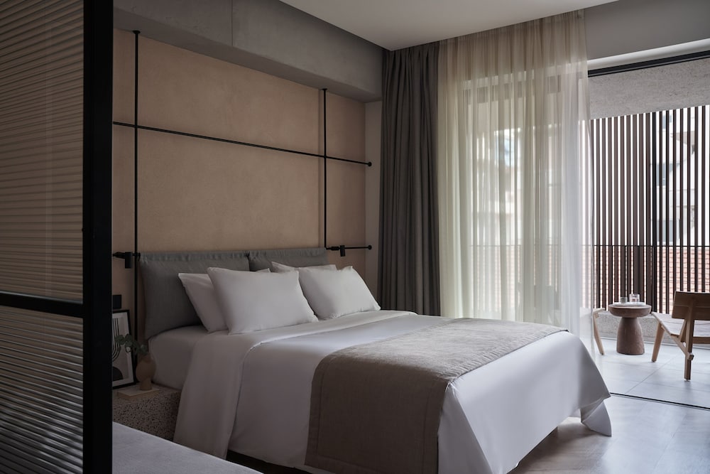 DELUXE, QUEEN BED
