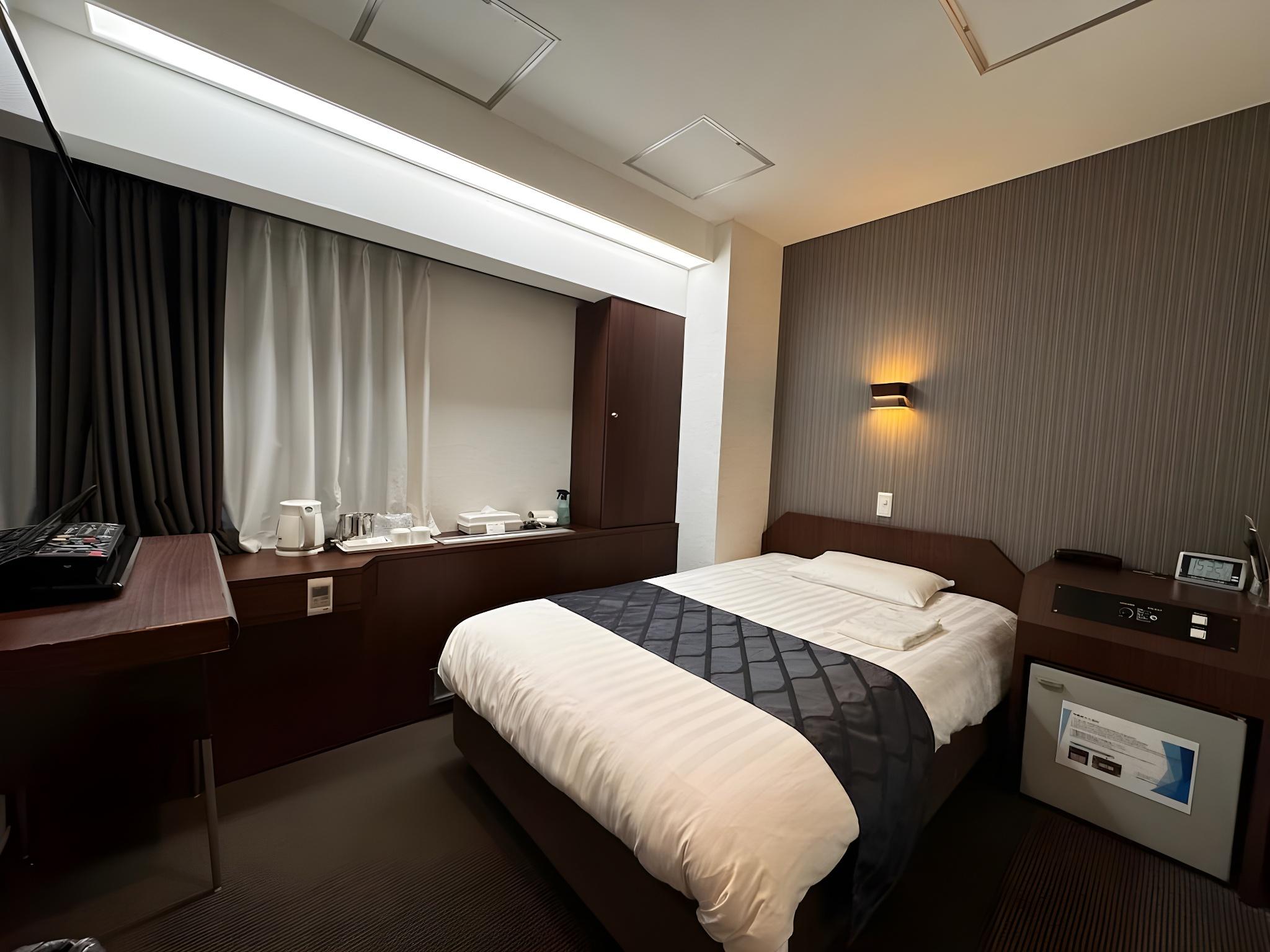 ROOM, SINGLE, SMOKING