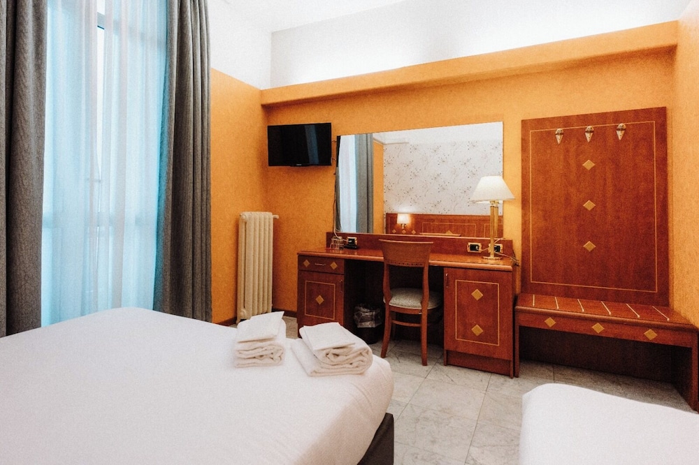 1 BEDROOM, STANDARD, TRIPLE