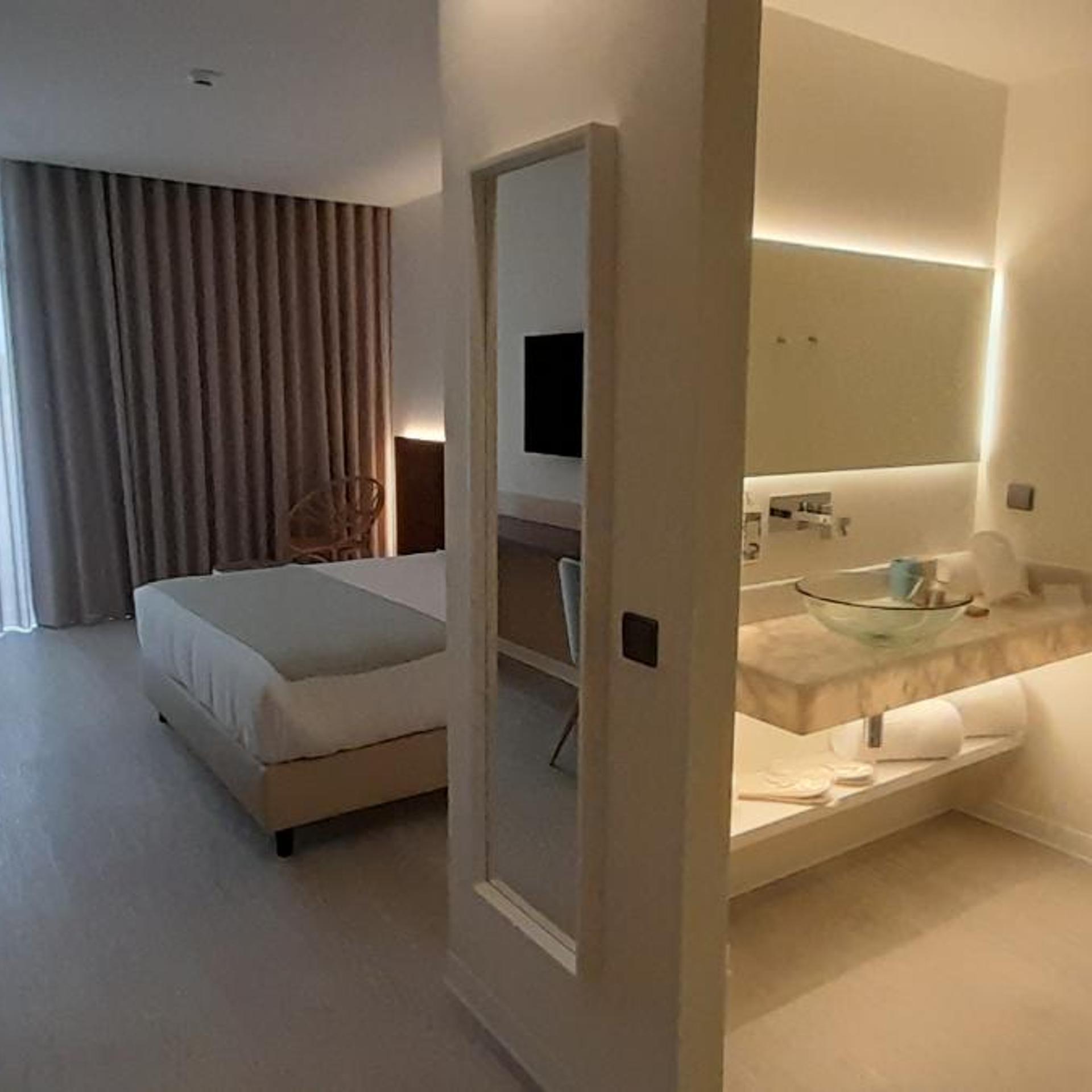 Room, Double Bed, Lateral Side Sea View