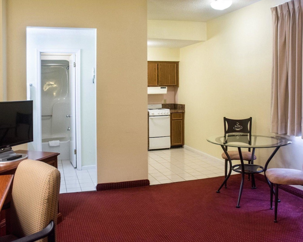 Econo Lodge Chesapeake Route 13 and I-464 11/19