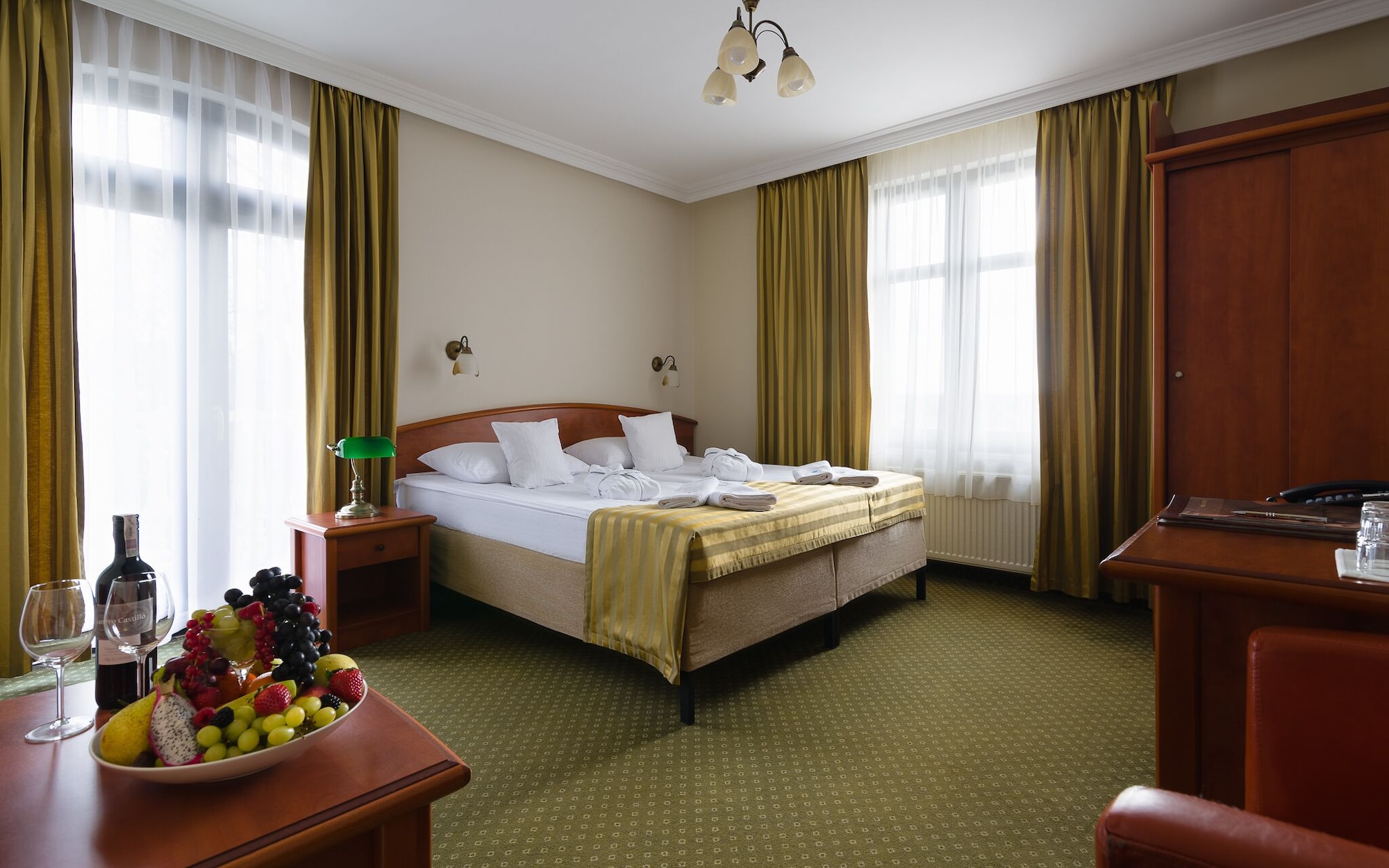 ECONOMY, DOUBLE OR TWIN BED
