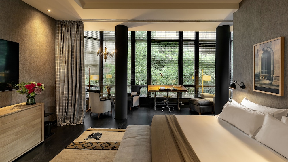 GRAND, STUDIO, SUITE