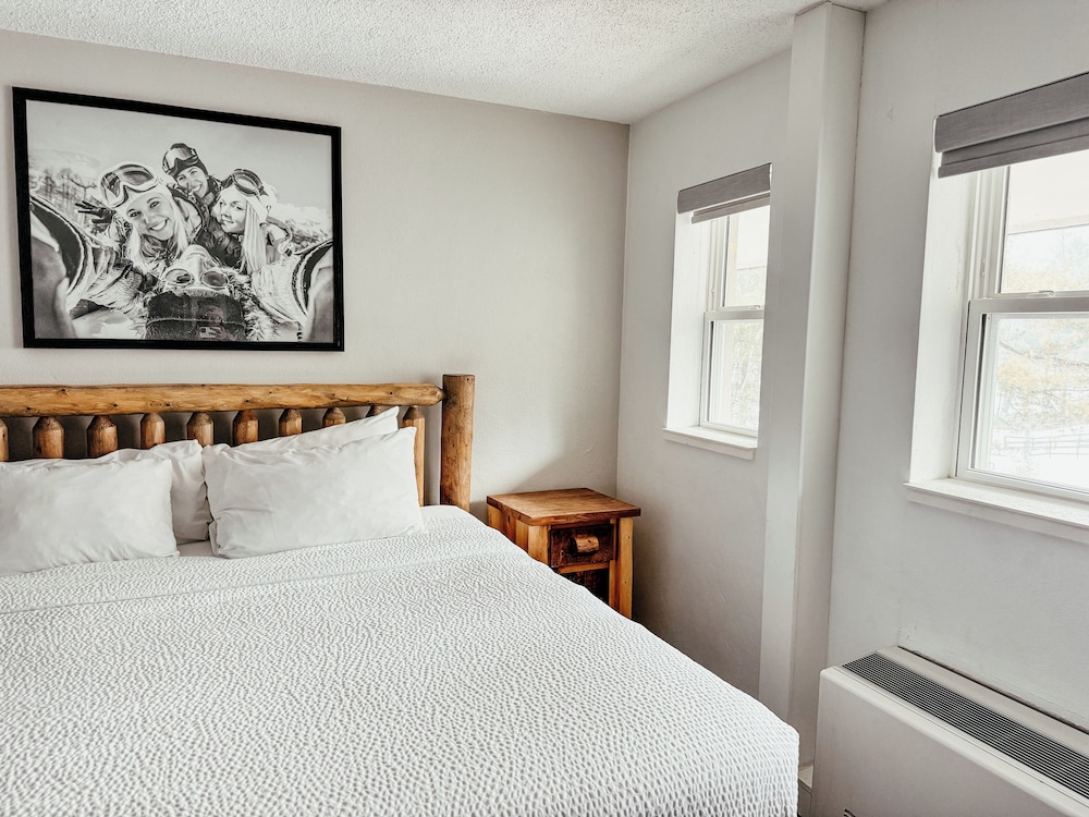 Lodge, King Bed