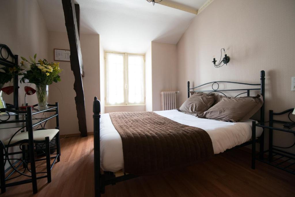 HOTEL LA CROIX VERTE THE RELAIS DES MOULINS 10/18