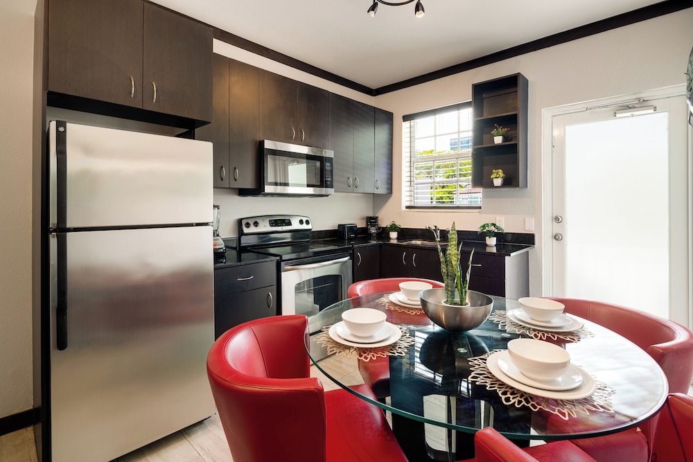 Tradewinds Apartment Hotel 43/65