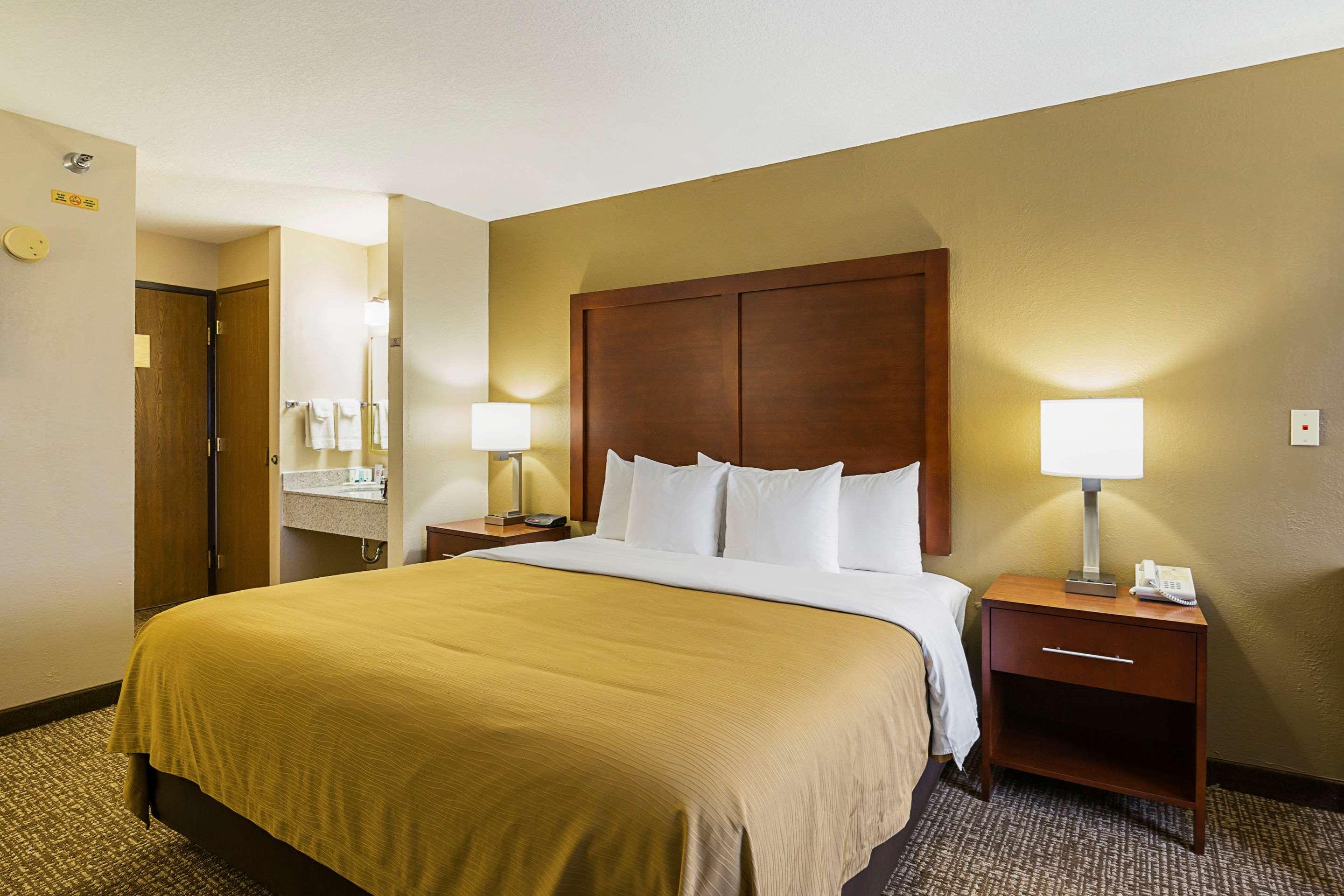 غرفة بسرير مزدوج، Quality Inn Waverly IA 5/9