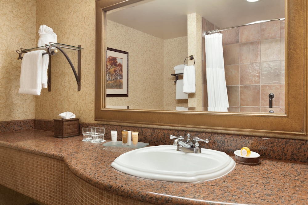 Chateau On the Lake Resort Spa And Convention Centre 65/66