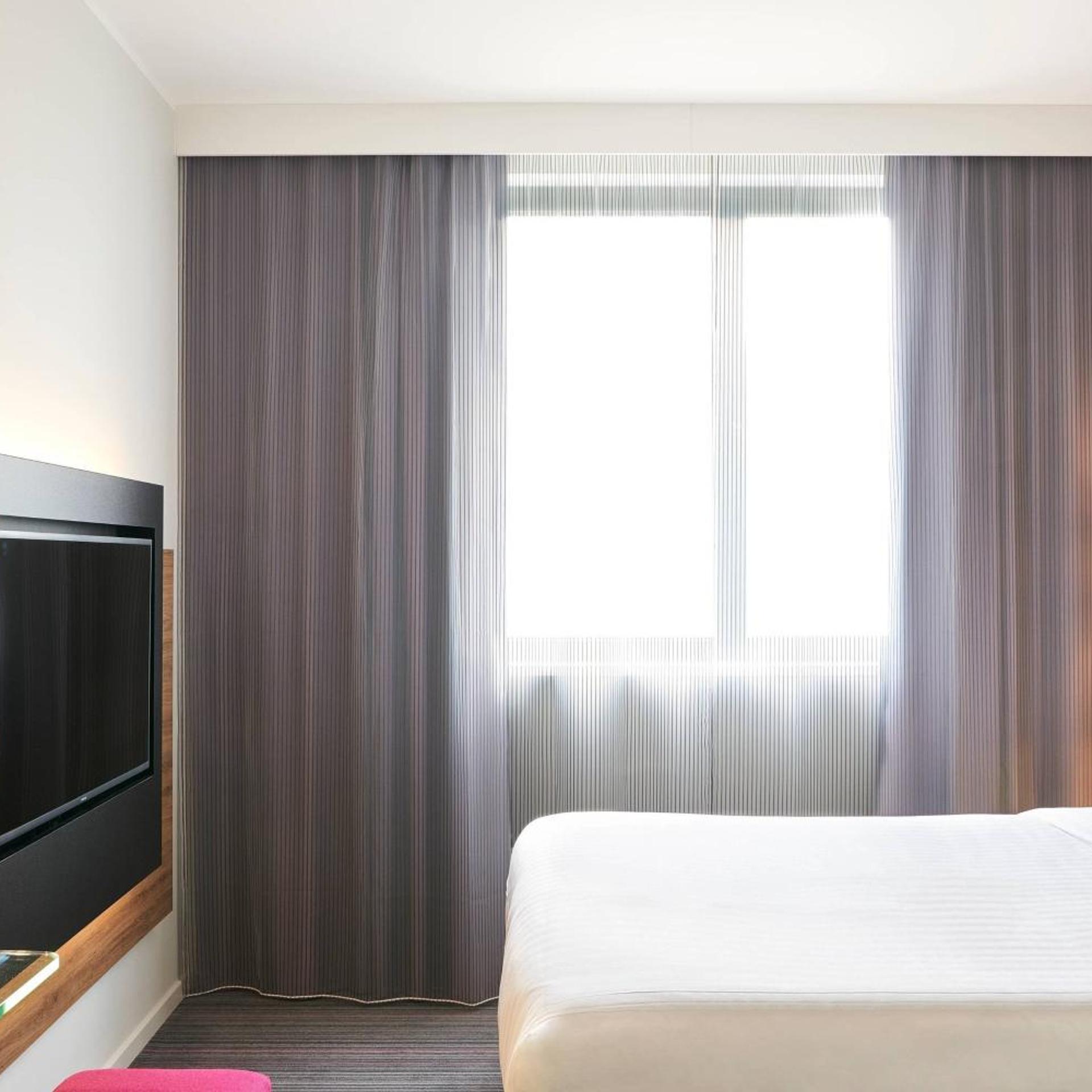 Moxy Sleeper, Guest Room, Queen Bed