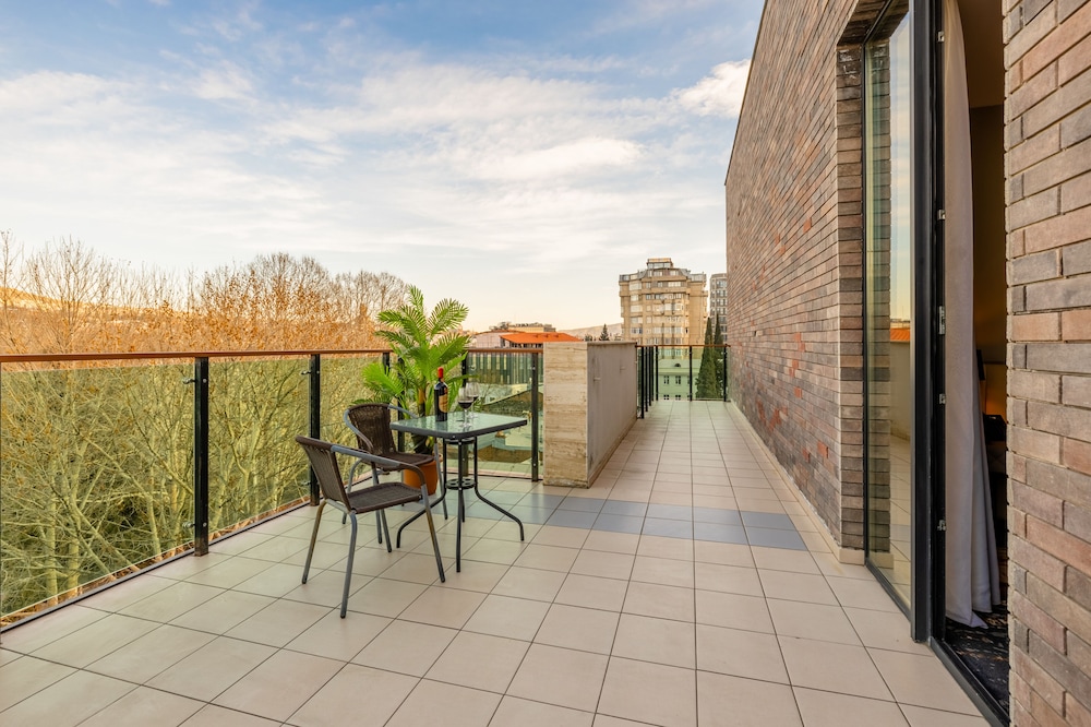 Brosse Garden Hotel 46/49