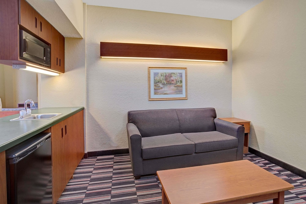 Microtel Inn & Suites By Wyndham Bushnell 16/24