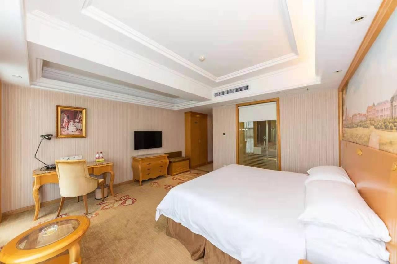 Vienna International Hotel (Hubei Tianmen Donghu Food Street) 17/23