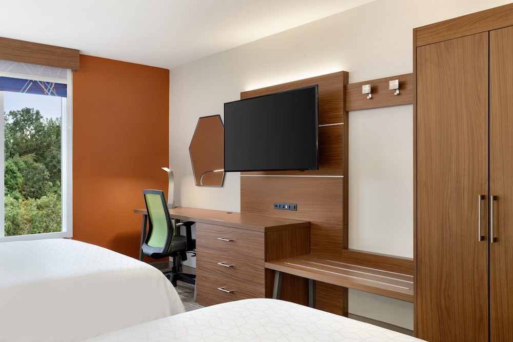 Holiday Inn Express Hotel Suites Auburn University Area 26/53