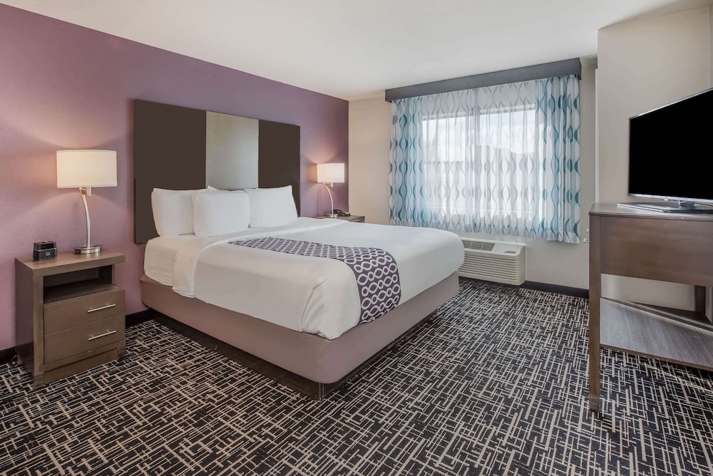 La Quinta Inn & Suites by Wyndham Fairborn Wright-Patterson 14/50