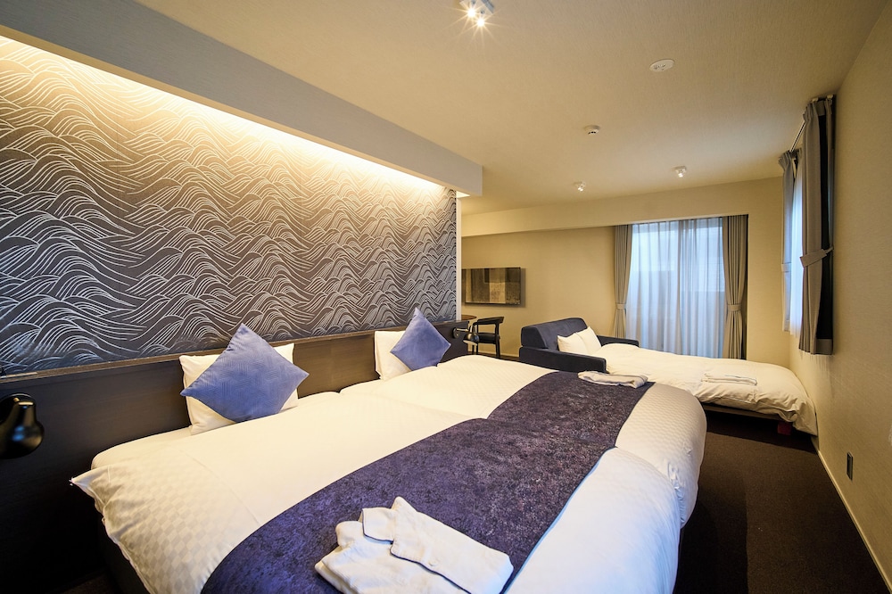 LUXURY, TWIN BEDS