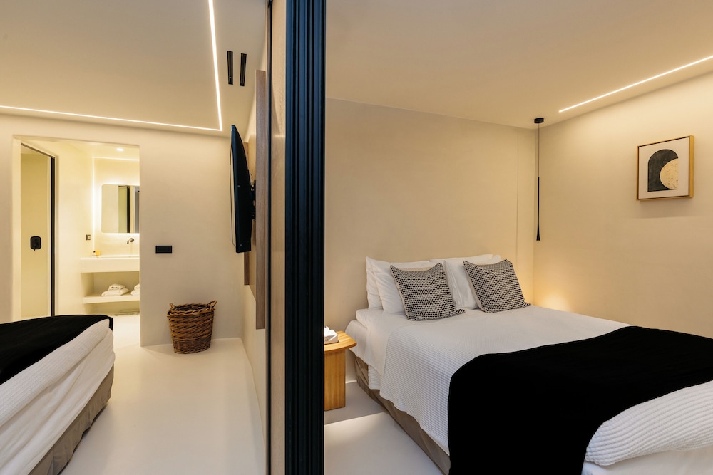 Mini, Suite, Quadruple, Queen Bed, Caldera View, Sofa, Plunge Pool، Rocabella Deluxe Suites And Spa 4/10