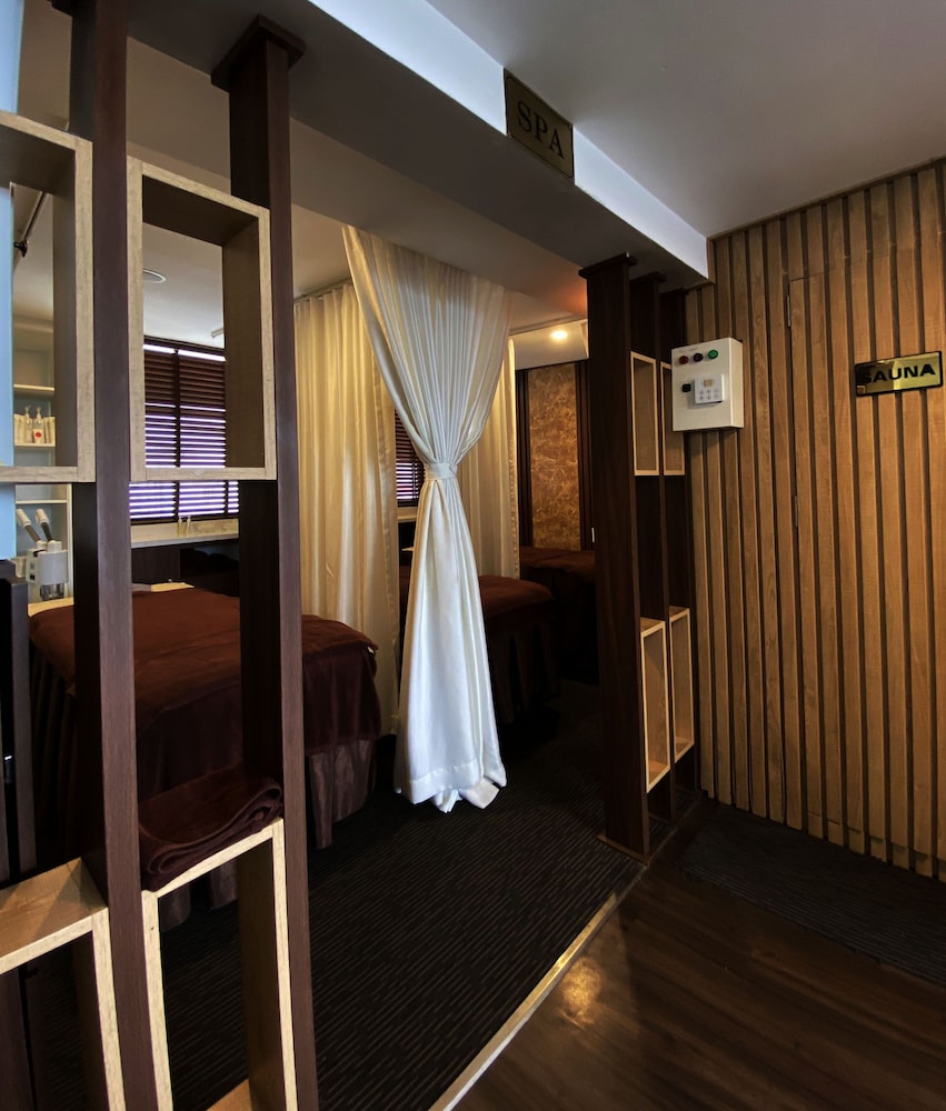 Flora Centre Hotel & Spa 28/70