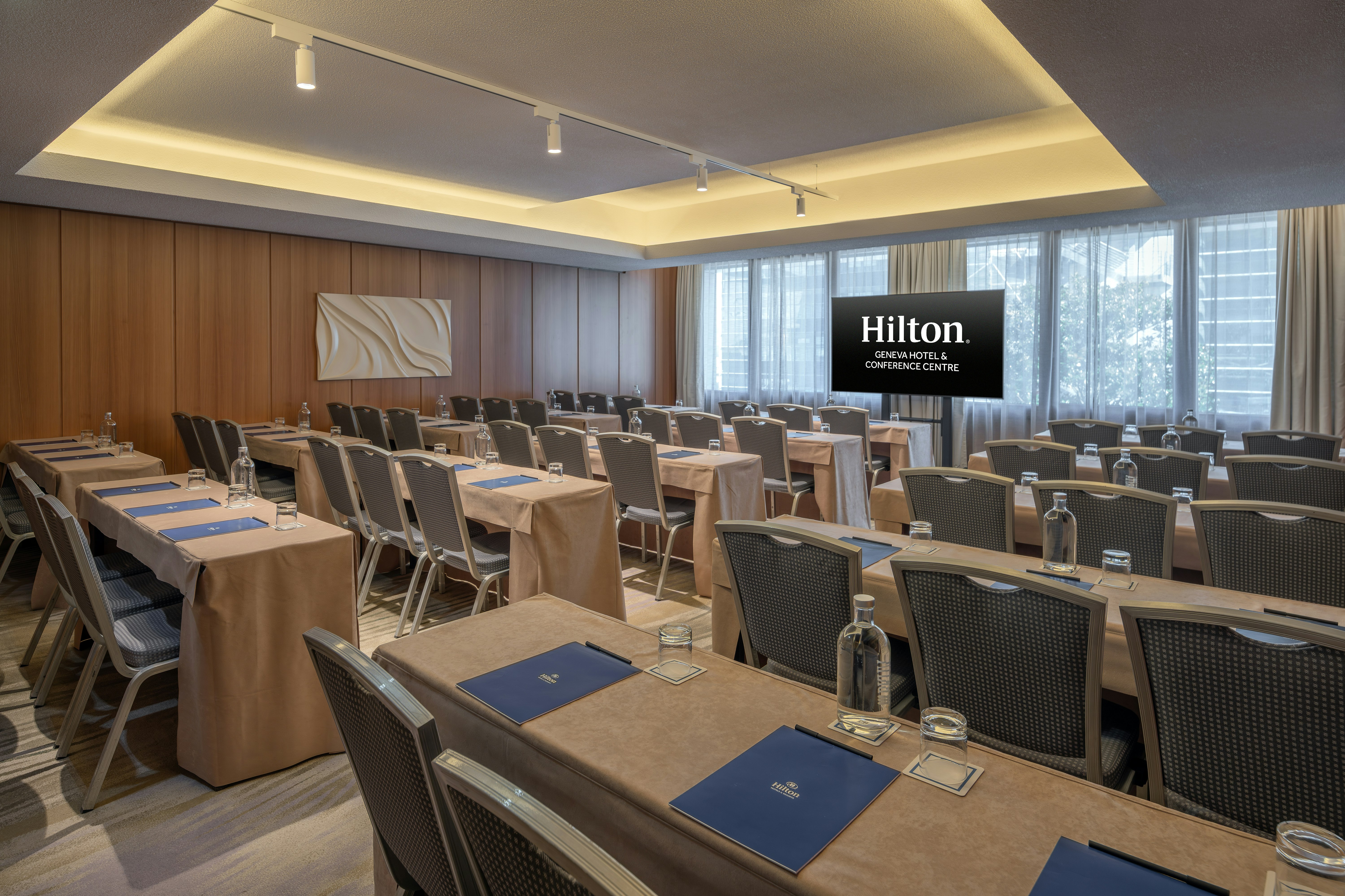 Hilton Geneva Hotel and Conference Centre (EX-Starling E EX-Crowne) 69/81