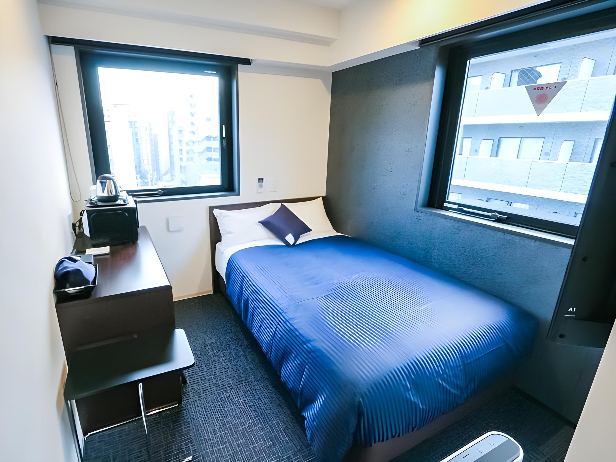 ROOM, SINGLE, SMOKING