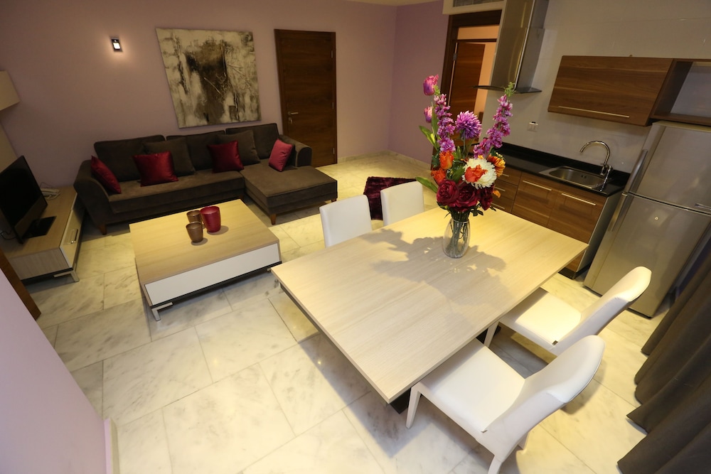 DELORA HOTEL AND SUITES 34/65