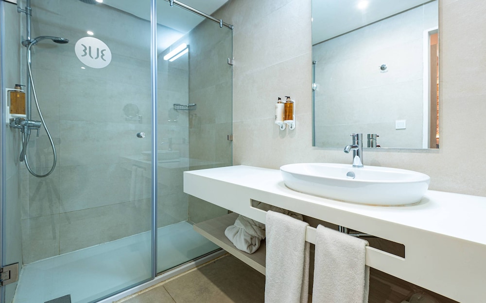 Room, King Bed, No Balcony, Hot Tub، Medina Gardens - Adult only 4/4