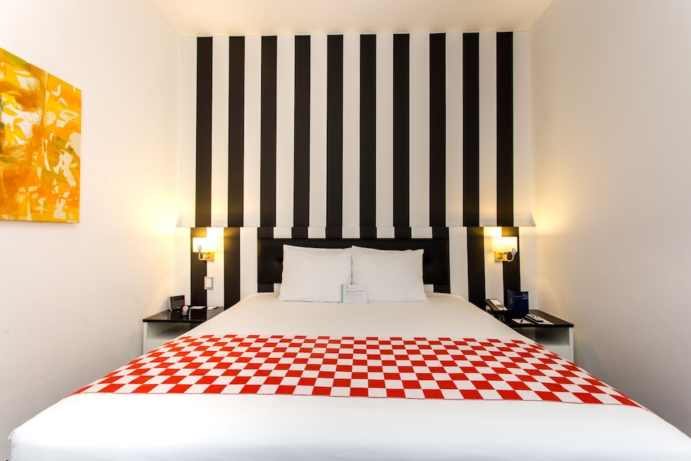 ROOM, QUEEN BED