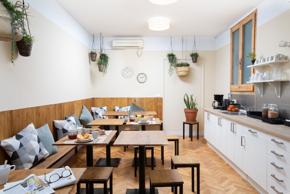 Jardinets Guest House 45/59