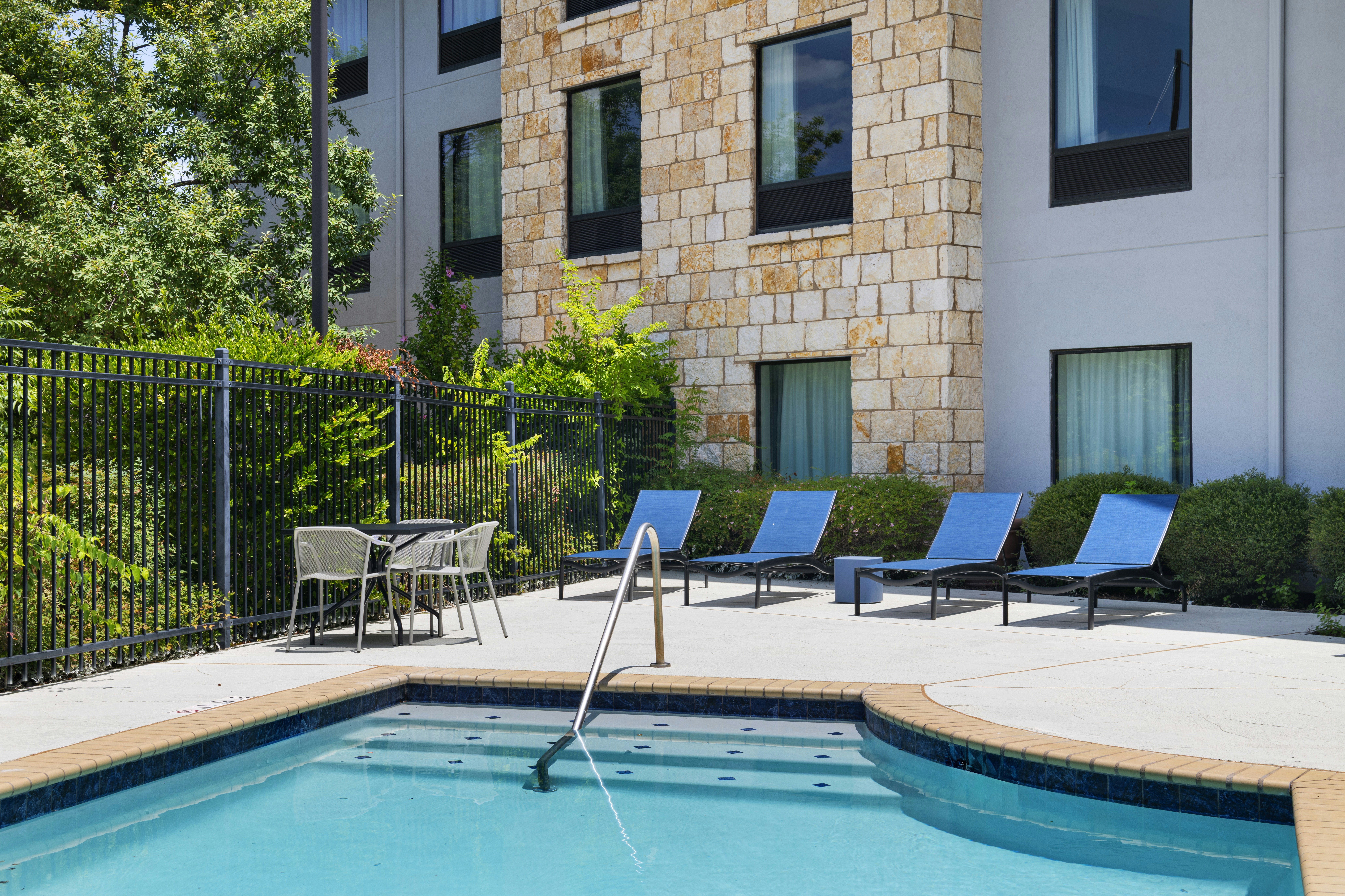Hampton Inn Suites Austin Lakeway 66/69