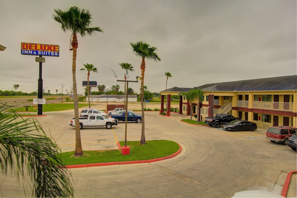 Deluxe Inn Suites 47/61