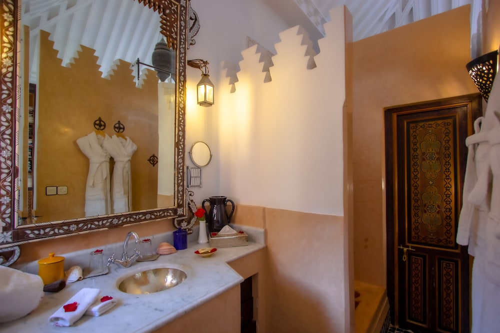 Riad Kaiss By Anika 69/70