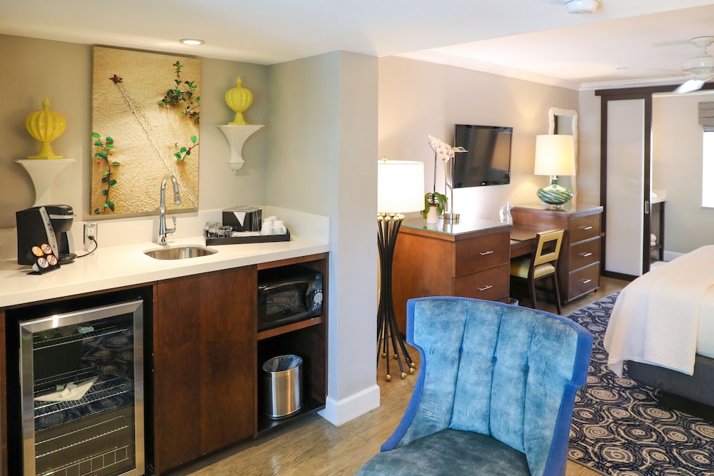 Almond Tree Inn 34/67