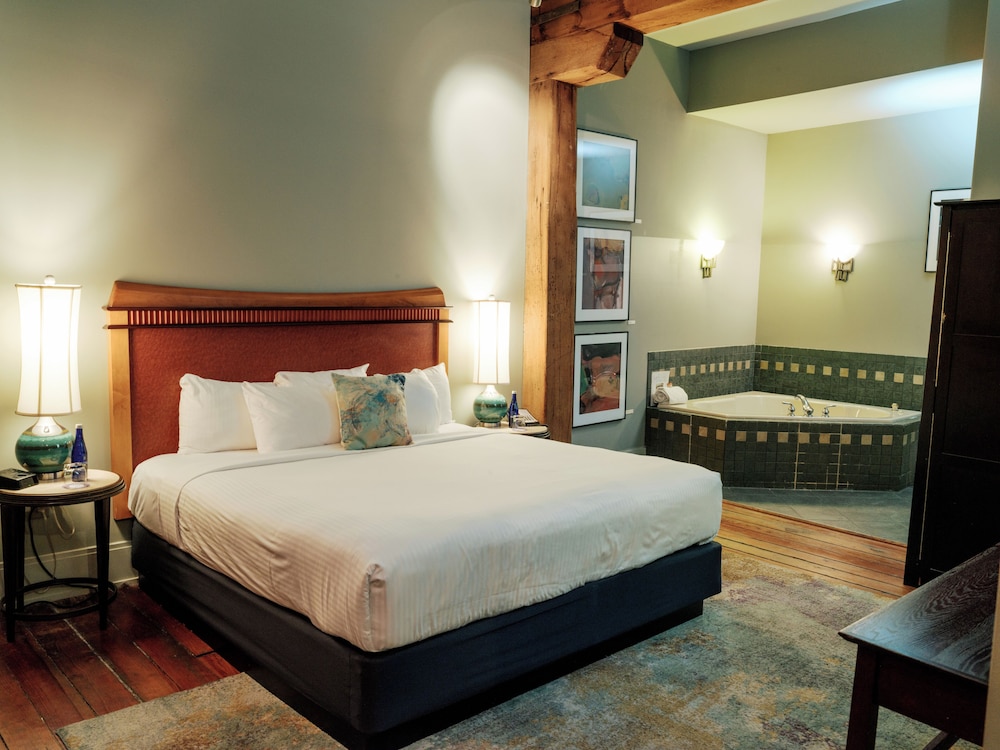 ART, SUITE, KING BED, SOFA