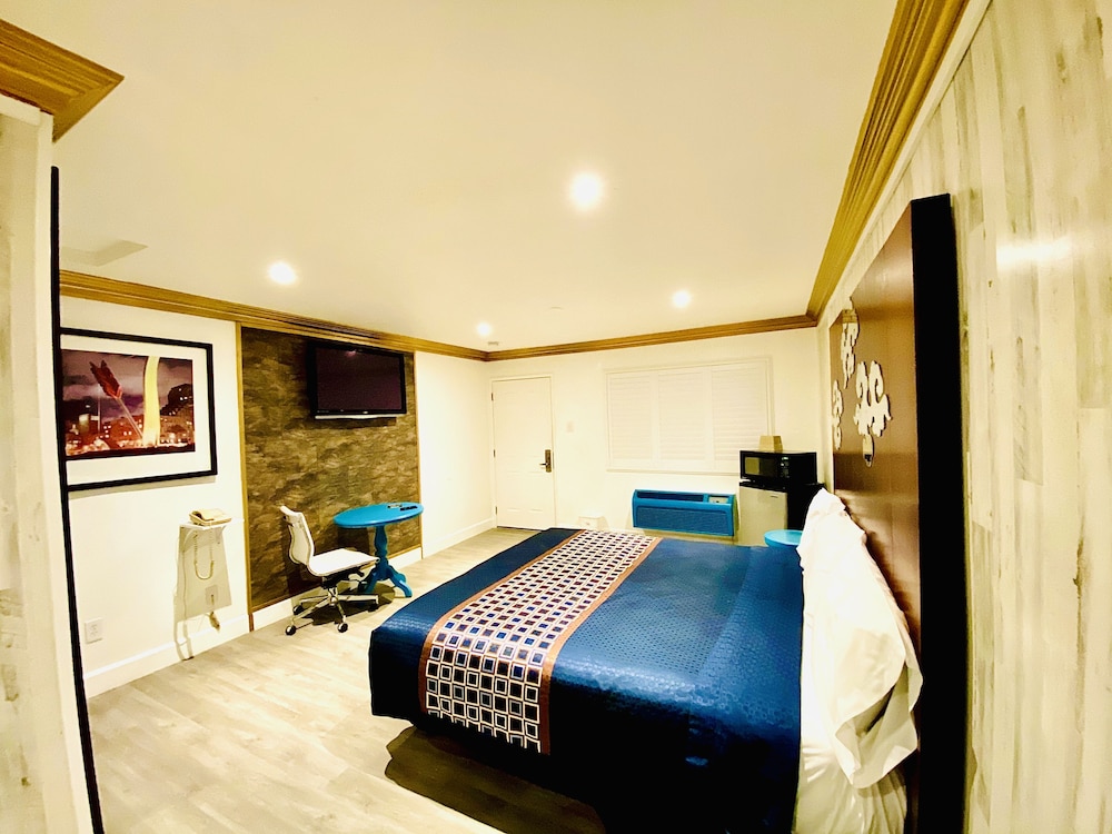 Casa Blanca Inn & Suites 12/67
