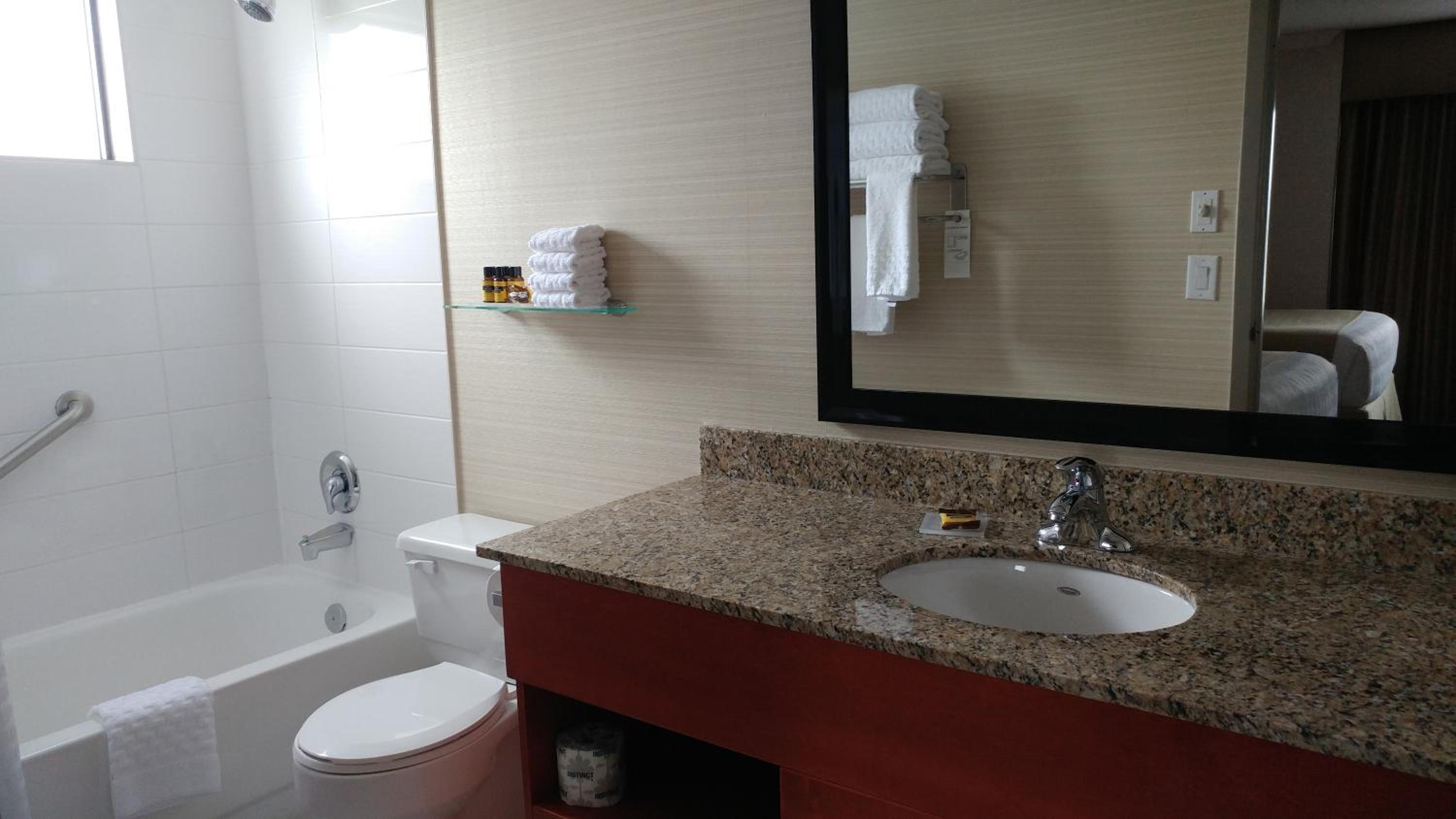 جناح بسريرين كوين مع أريكة، Best Western Plus Rose City Suites 7/10
