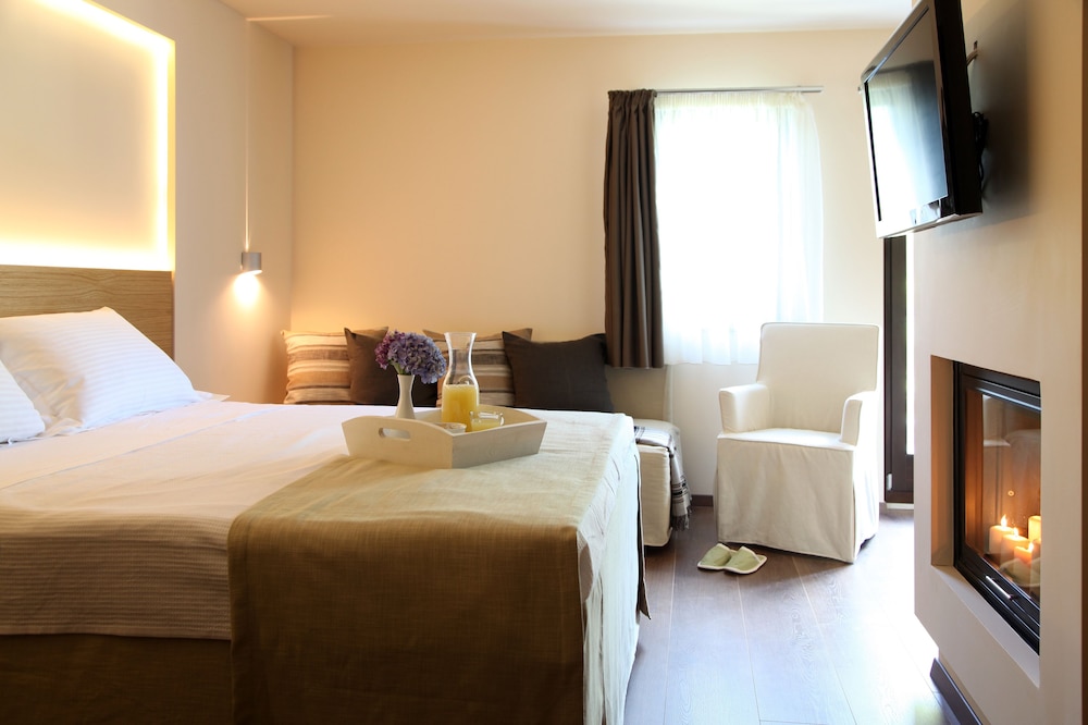 Theta Hotel 4/36