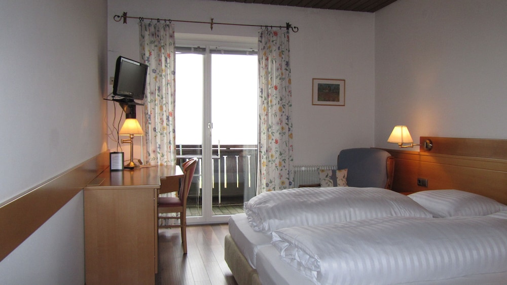 غرفة بسرير كينج بإطلالة على المدينة بشرفة، Hotel Schoene Aussicht 2/7