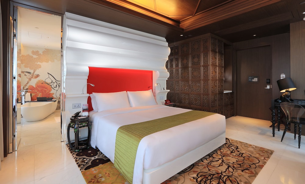 Room, King Bed, Partial Harbour View