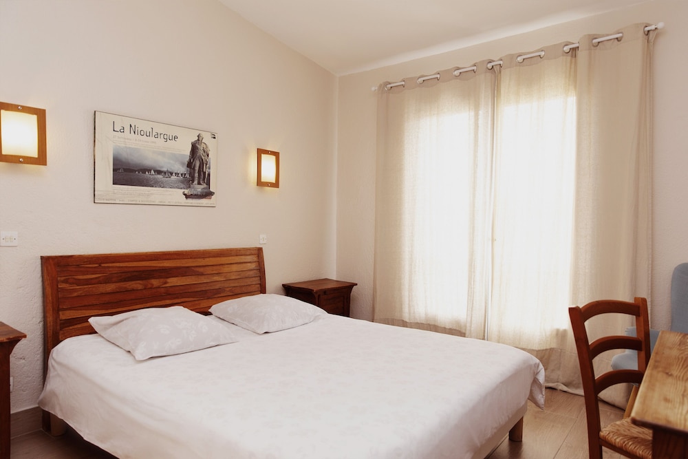 Coq Hotel 6/50