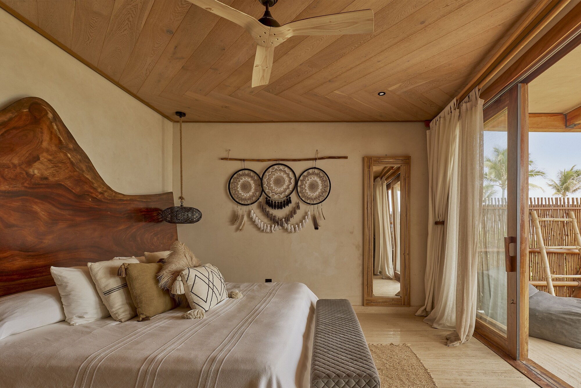 SUITE, OCEAN FRONT, WITH POOL
