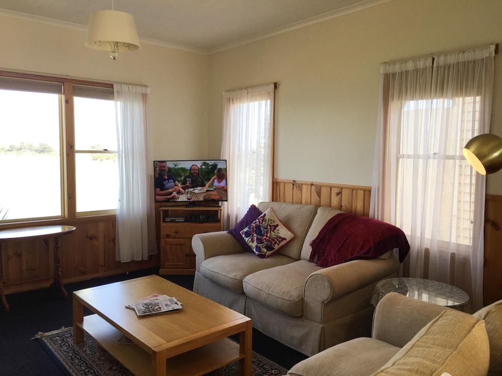 Stanley Hotel And Stanley Village Apartments 30/50