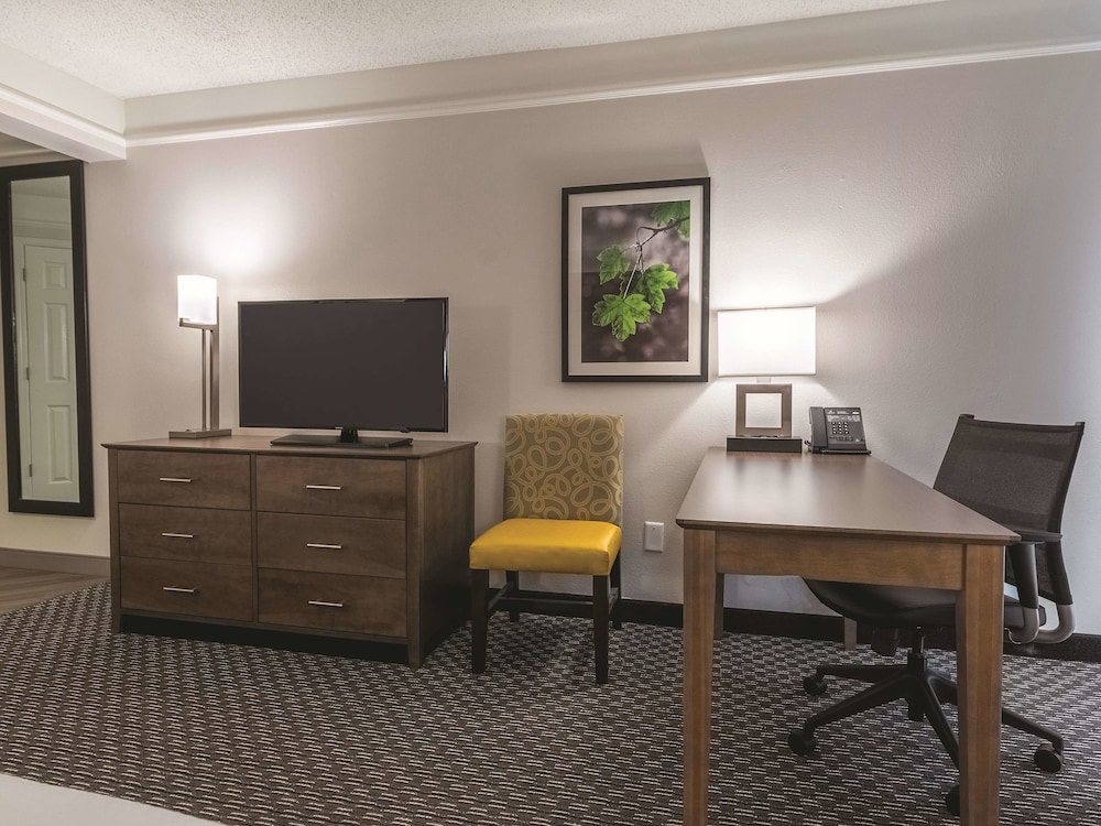 La Quinta Inn & Suites by Wyndham Alexandria Airport 40/48
