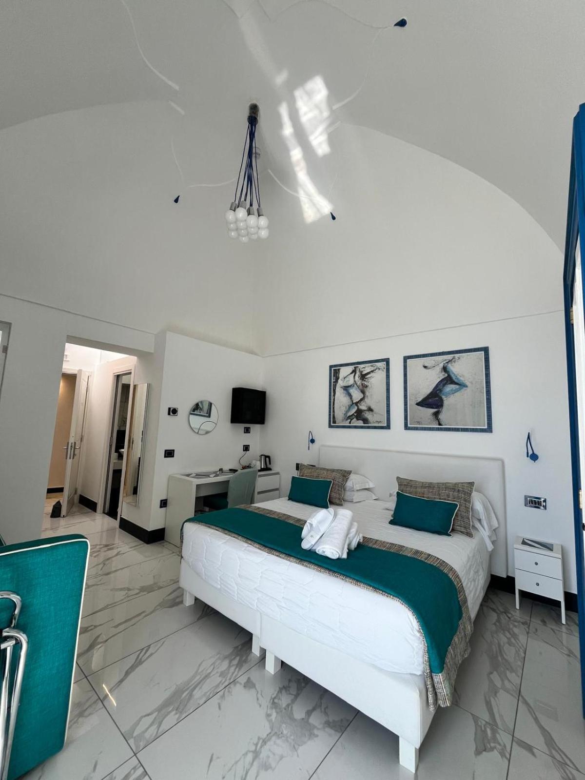 EXECUTIVE, DOUBLE BED, JETTED TUB