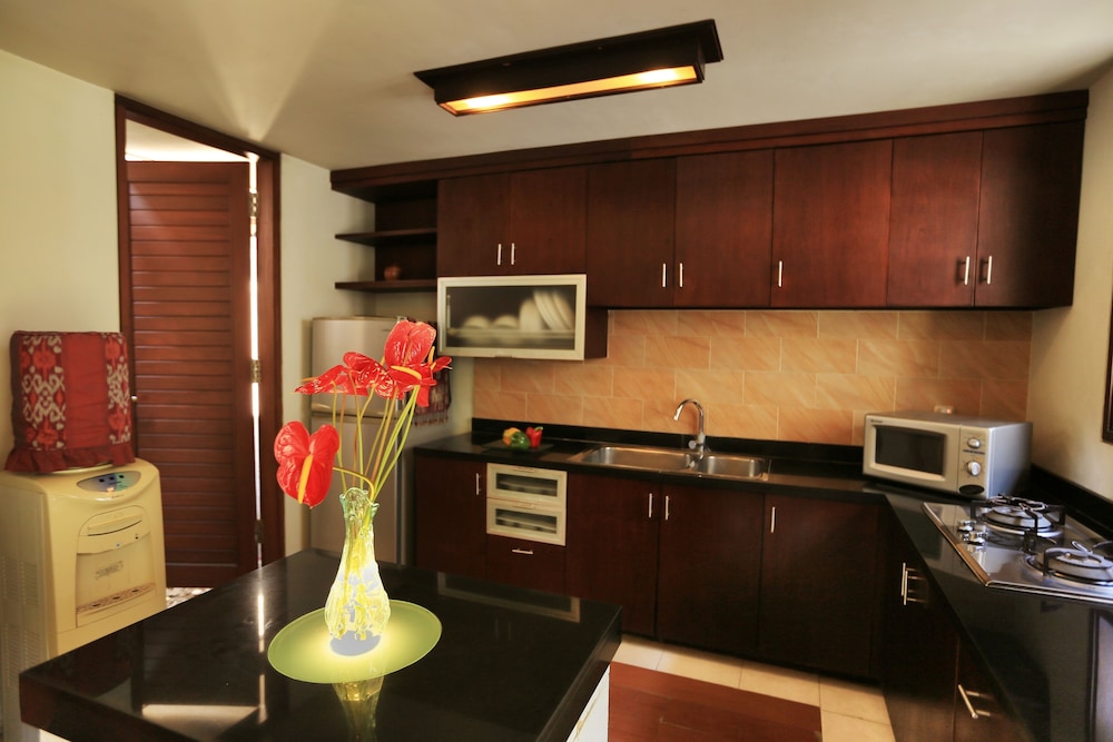 THE SANYAS SUITE 59/72