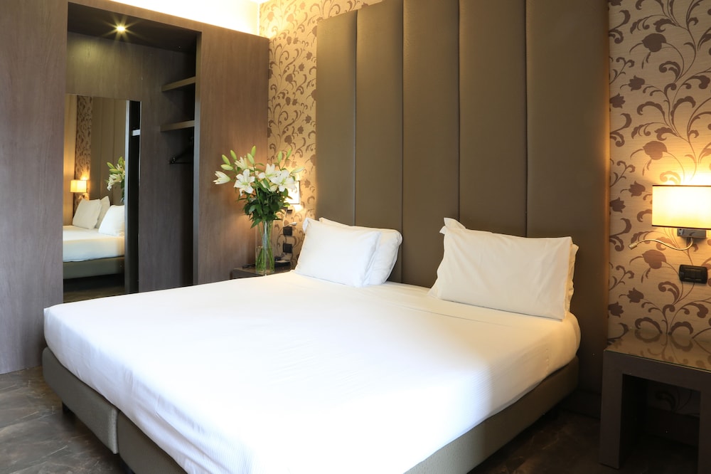 ROOM, KING BED